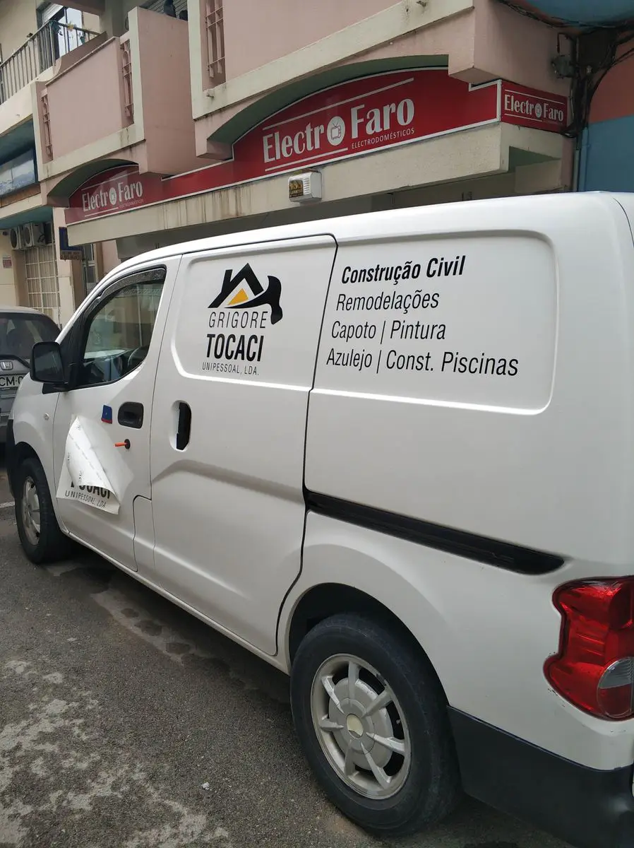 Equipa e equipamentos no centro de soluções gráficas em Faro.