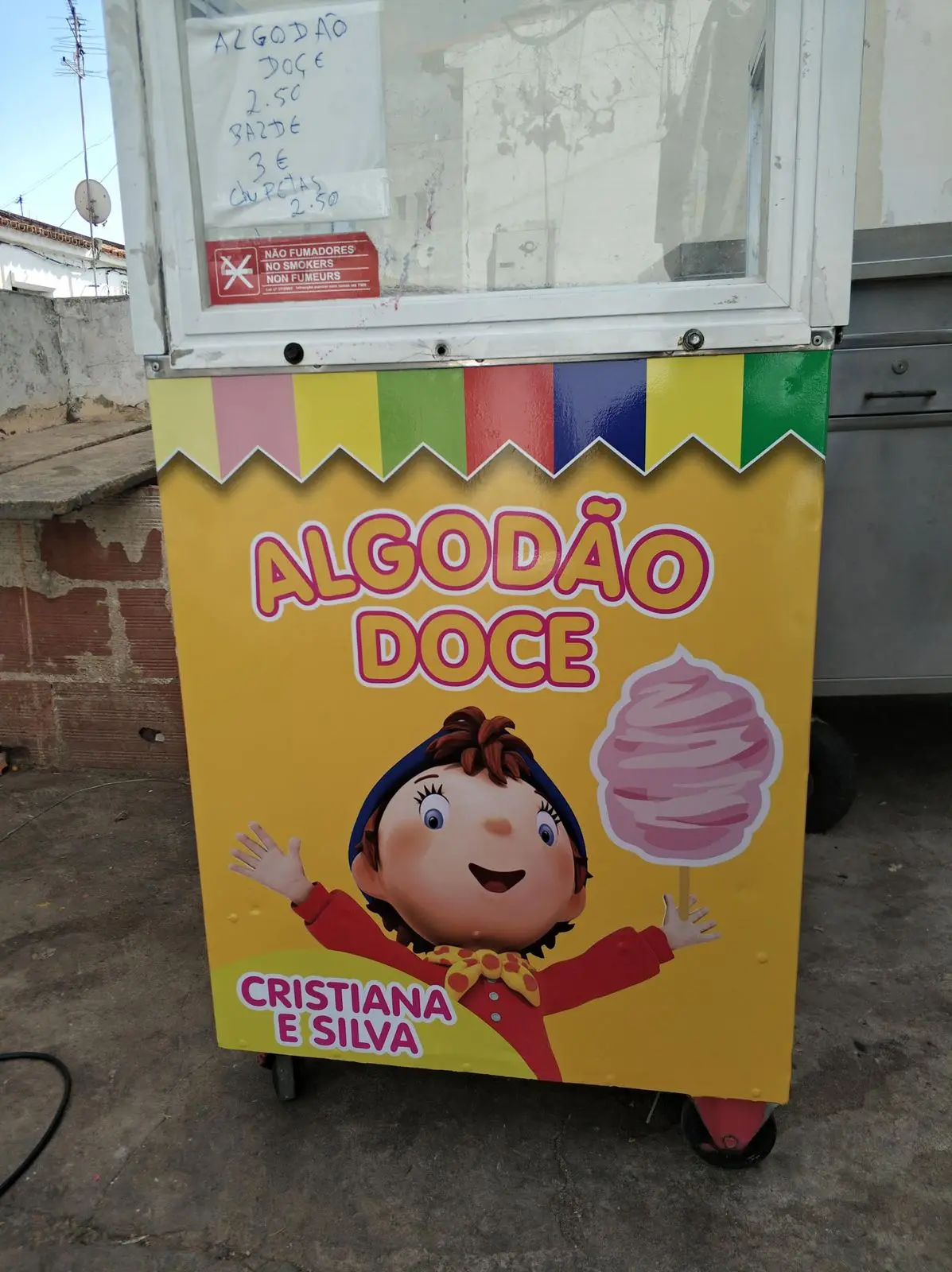 Carrinhos de algodão doce e pipocas, fotografia 1